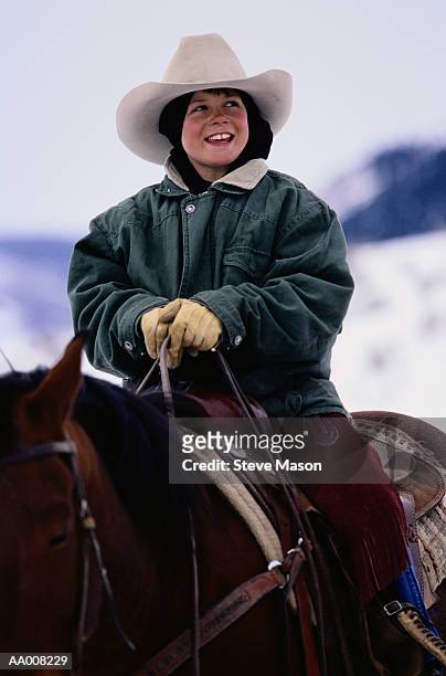 smiling boy on horseback - portrait hobby freizeit reiten stock-fotos und bilder