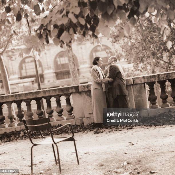 couple talking in the jardin des tuileries - jardin stock pictures, royalty-free photos & images