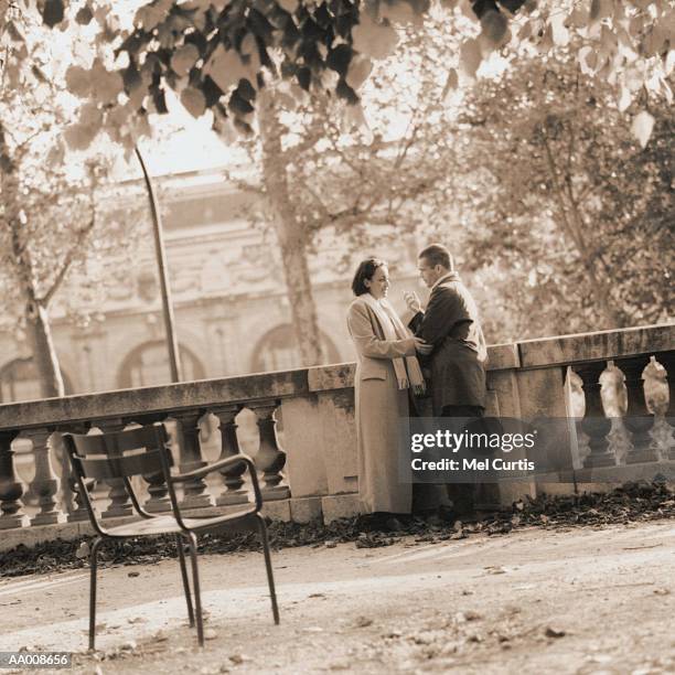 couple talking in the jardin des tuileries - jardin stock-fotos und bilder