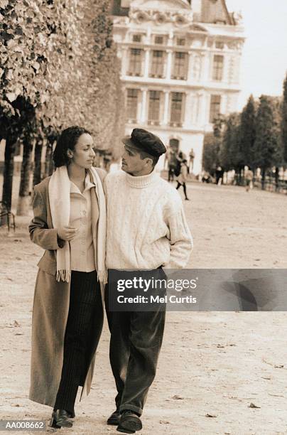 couple walking in the jardin des tuileries - jardin stock-fotos und bilder