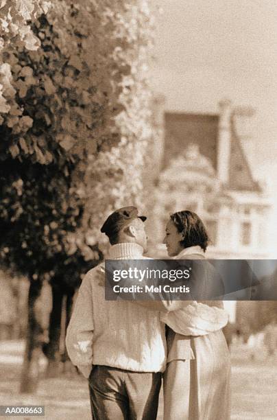 couple walking in the jardin des tuileries - jardin stock pictures, royalty-free photos & images