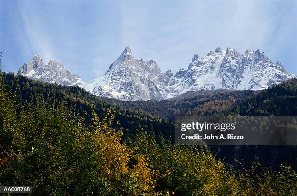 mont blanc and the alps in chamonix, france - or blanc stockfoto's en -beelden