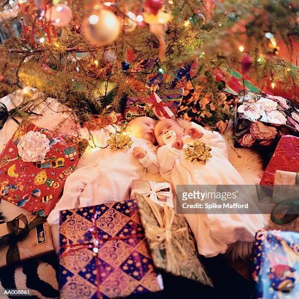 babies lying amid gifts beneath the christmas tree - presents season 2 of kingdom at the 2015 tca summer press tour stockfoto's en -beelden