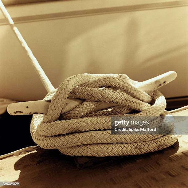 rope tied to cleat - nautische ausrüstung stock-fotos und bilder