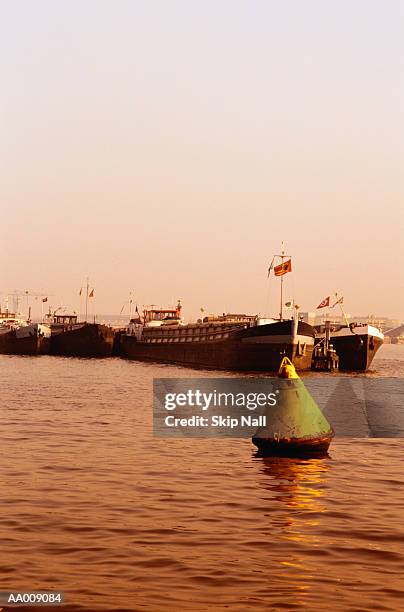 moored ships in amsterdam - marcador-de-profundidade - fotografias e filmes do acervo