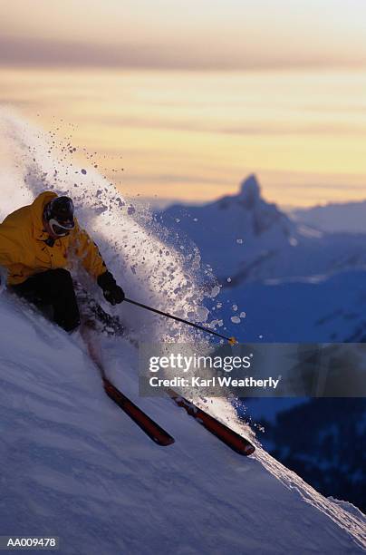 skier skiing on blackcomb mountain, whistler - mont blackcomb photos et images de collection