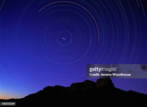 star trail over the guadalupe mountains, texas - parque nacional de las montañas de guadalupe fotografías e imágenes de stock