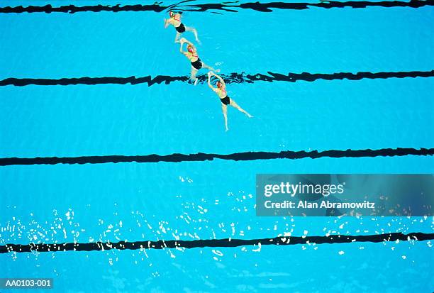 synchronised swimming in pool, aerial view - synchronized swimming photos et images de collection