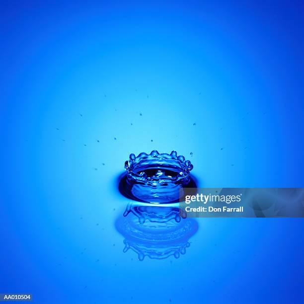 splashing water drop - splash crown stock pictures, royalty-free photos & images