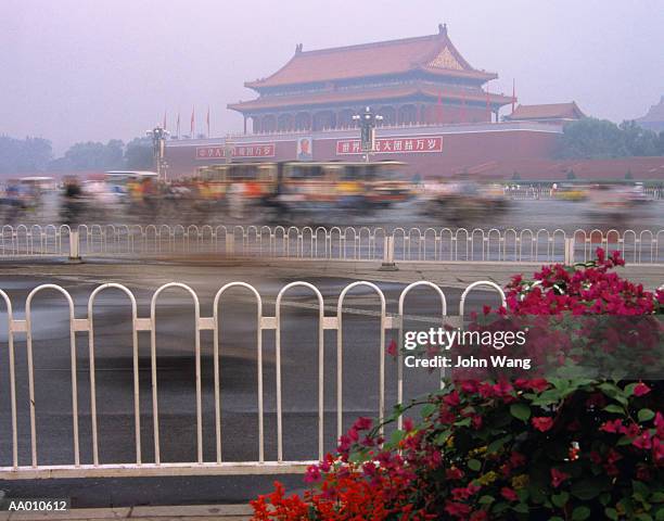 traffic passing the forbidden city in china - forbidden city imagens e fotografias de stock