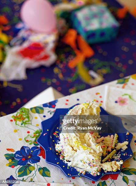 half-eaten birthday cake - supersensorial fotografías e imágenes de stock