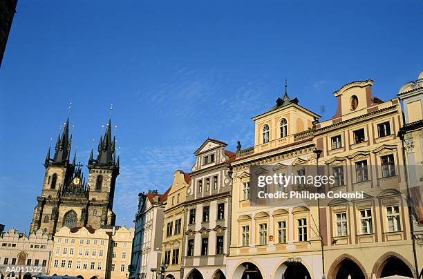 row of houses with tyn cathedral in background - teynkirche stock-fotos und bilder