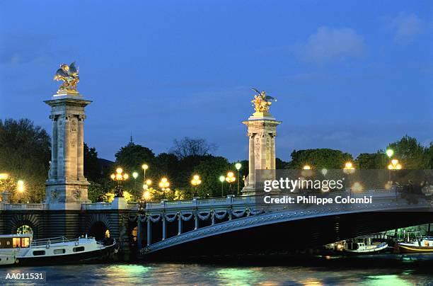 le pont alexandre iii at night - pont architecture stock-fotos und bilder