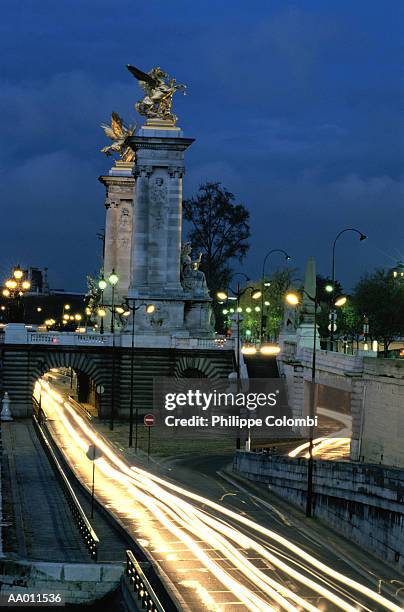 traffic lights under le pont alexandre iii - pont 個照片及圖片檔