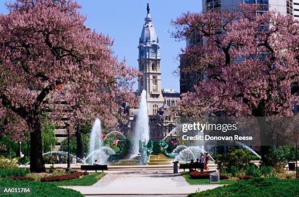 fountain below philadelphia city hall - swann memorial fountain foto e immagini stock