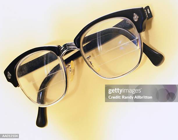 horn-rimmed glasses - gafas con marco grueso fotografías e imágenes de stock