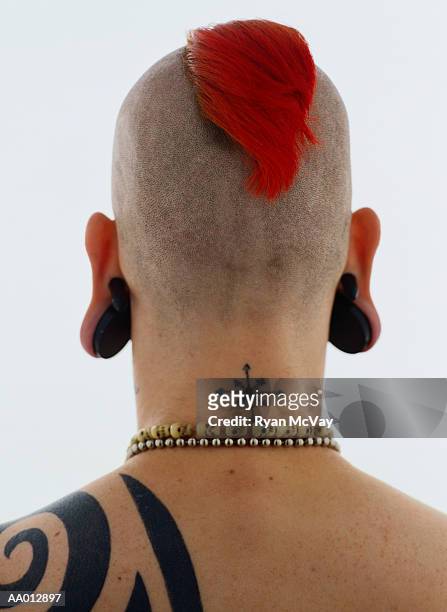 back of a man with ear plugs - ornement auriculaire photos et images de collection