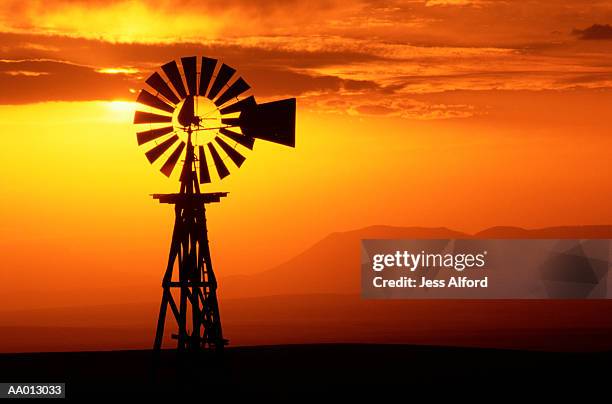 windmill at sunset - amerikaanse windmolen stockfoto's en -beelden