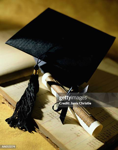 mortarboard and diploma on a ledger - the ledger family and australians in films 6th anniversary of the scholarship and the legacy of heath ledger stockfoto's en -beelden