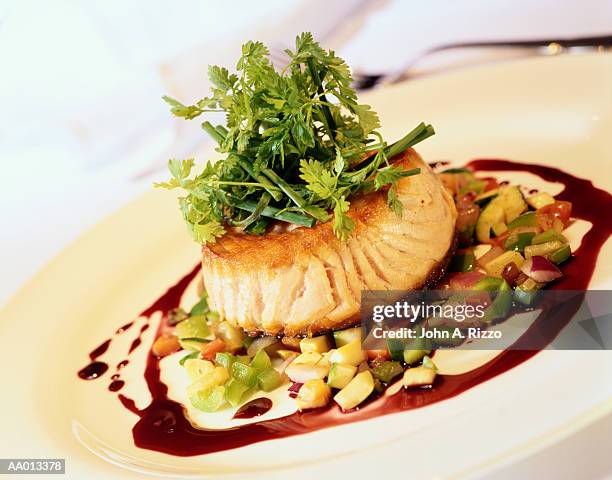 salmon medallion - geroosterde zalm stockfoto's en -beelden