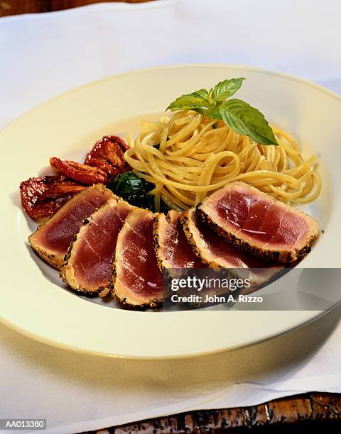 tonna durato con pomodoro al forno - forno fotografías e imágenes de stock