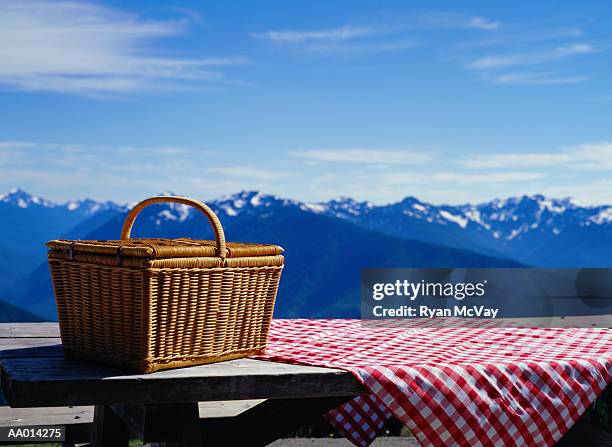 picnic basket on a picnic table on hurricane ridge - picnic rug stockfoto's en -beelden