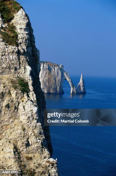 cliffs at etretat - seine-maritime photos et images de collection