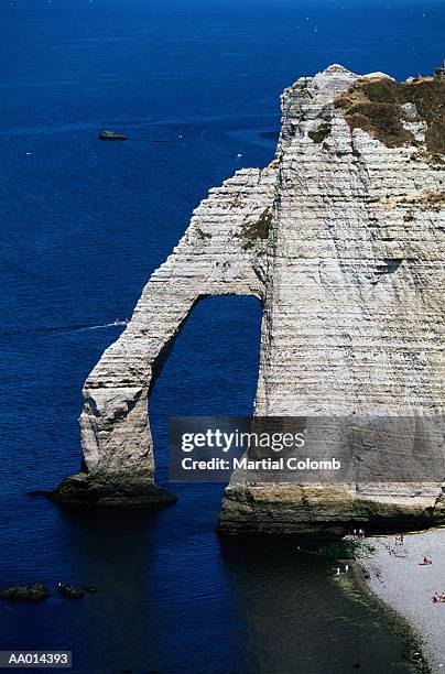 rock formation at etretat - senna marittima foto e immagini stock