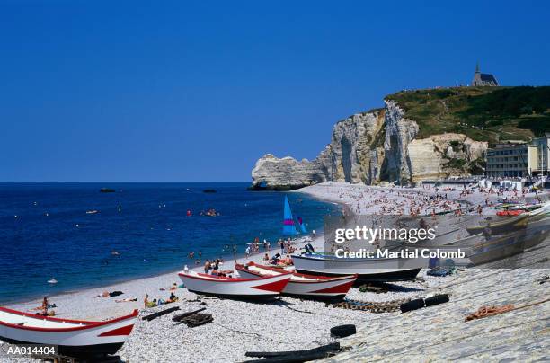 beach at etretat - senna marittima foto e immagini stock