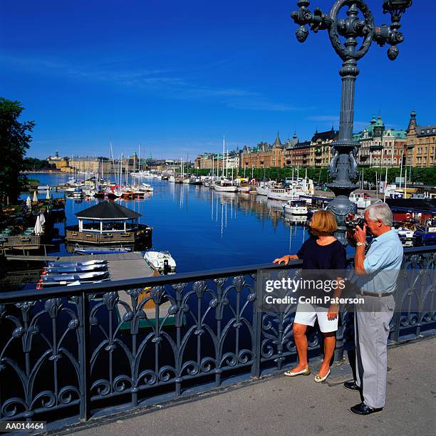 couple taking a photograph in stockholm, sweden - contea di stoccolma foto e immagini stock