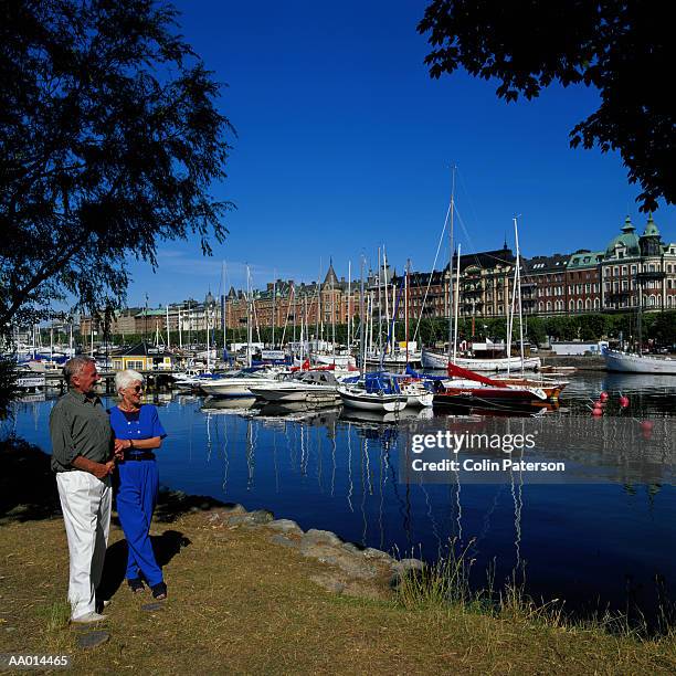 couple on the waterfront in stockholm, sweden - stockholm county stockfoto's en -beelden