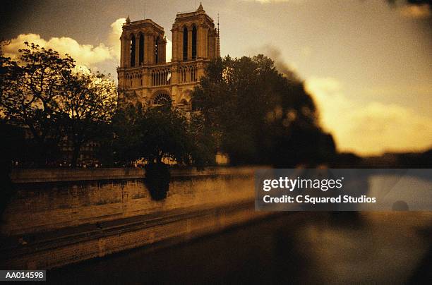 notre dame cathedral rising above the seine - seine stock-fotos und bilder