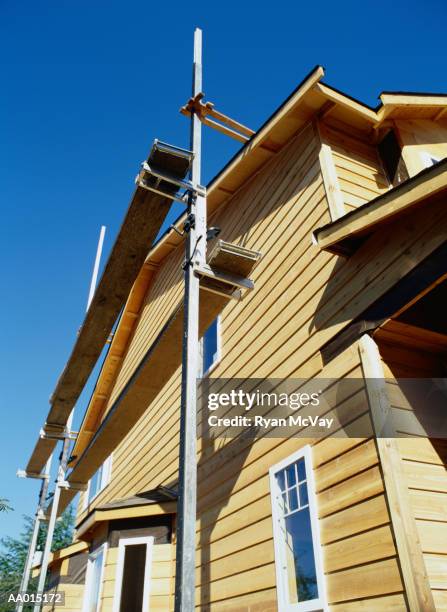 scaffold holding siding - revestimento exterior de parede imagens e fotografias de stock