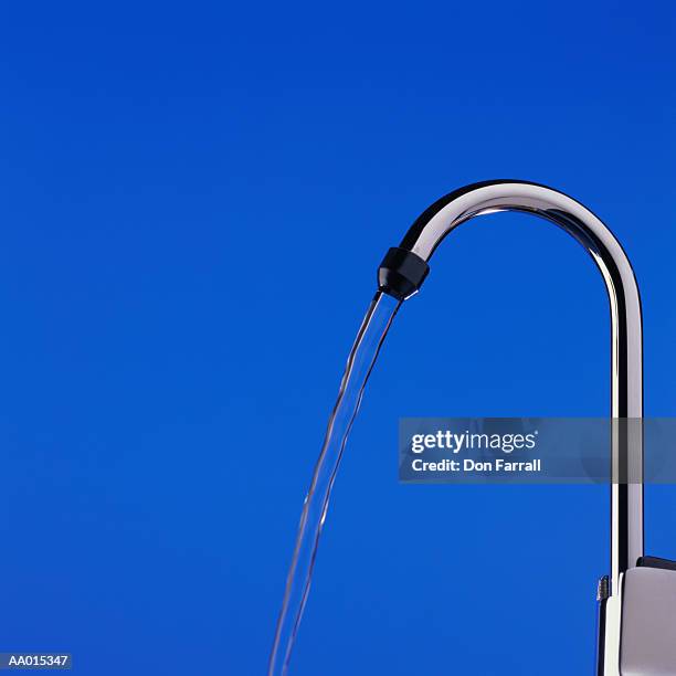 purified water faucet - purified water stockfoto's en -beelden