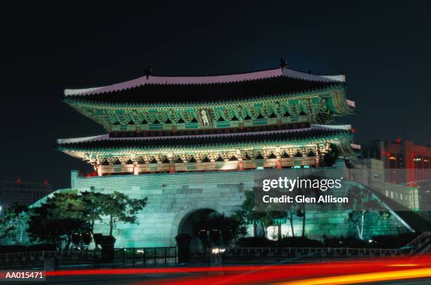 traffic in front of namdaemun gate in seoul - seoul province - fotografias e filmes do acervo