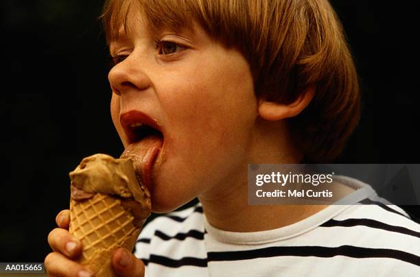 boy eating an ice cream cone - supersensorial fotografías e imágenes de stock