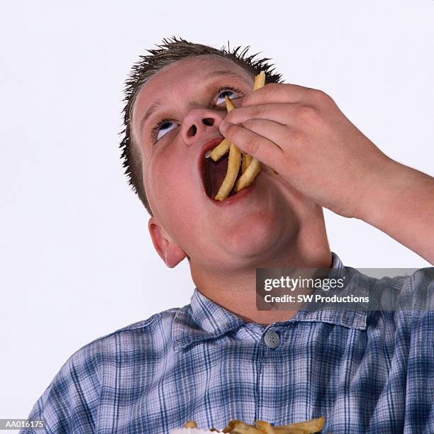 teen boy eating french fries - suprasensorial - fotografias e filmes do acervo