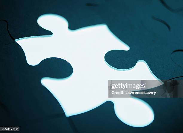 missing puzzle piece - dernière pièce du puzzle photos et images de collection