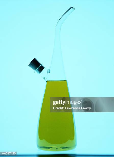 olive oil in a flask - alimento genéticamente modificado fotografías e imágenes de stock