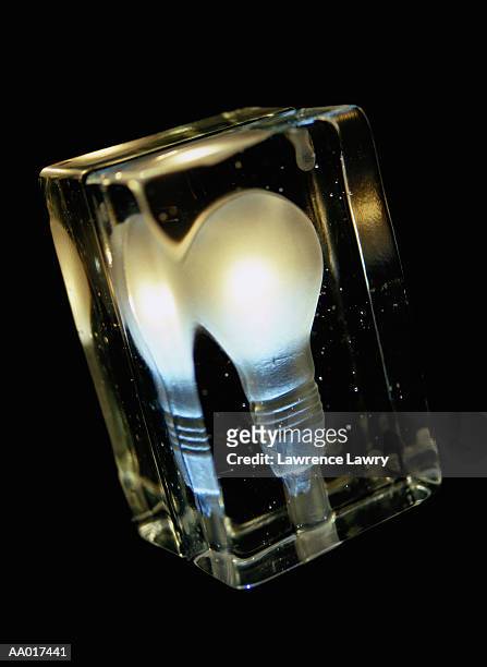 light bulb encased in glass - glass cube fotografías e imágenes de stock