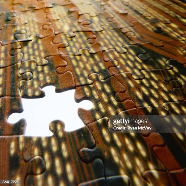 jigsaw puzzle with a missing puzzle piece - dernière pièce du puzzle photos et images de collection