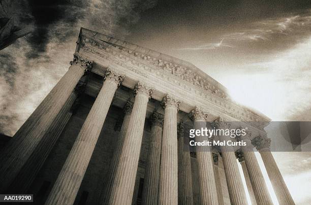 usa, washington dc, supreme court exterior, low angle view (toned b&w) - supreme court stockfoto's en -beelden
