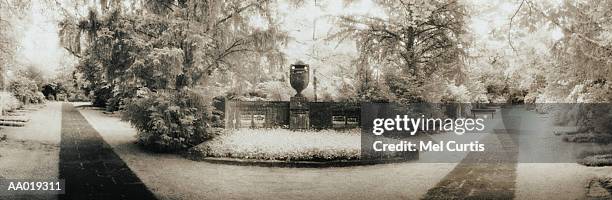 cemetery path in hannover, germany - prince ernst august presents royal crown of hanover stockfoto's en -beelden