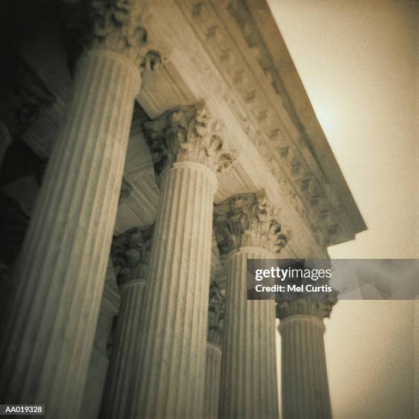 usa, washington, supreme court exterior, low angle view (toned b&w) - senate votes on nomination of judge neil gorsuch to become associate justice of supreme court stockfoto's en -beelden