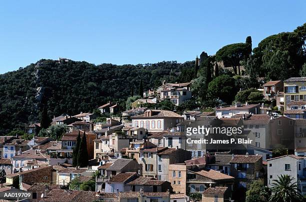 houses on a hill in ramatuelle, france - ramatuelle stockfoto's en -beelden