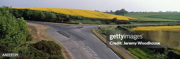intersection in the scottish countryside - scottish culture photos et images de collection