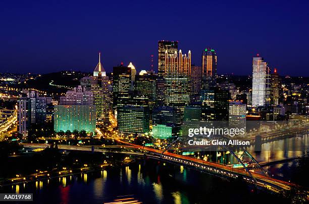 pittsburgh skyline at night - rivière allegheny photos et images de collection