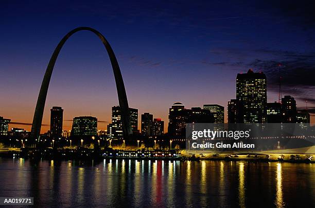 mississippi river and the saint louis arch - category:protected_areas_of_washington_county,_mississippi foto e immagini stock