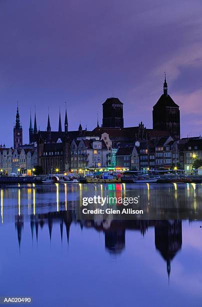 harbour and old town at night, gdansk, poland - pomorskie province 個照片及圖片檔