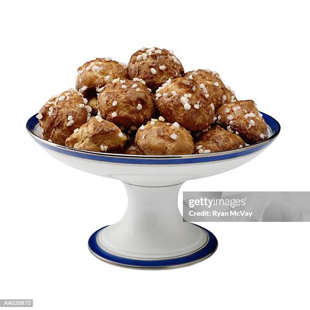 bowl of french chouquettes - chouquettes stock-fotos und bilder